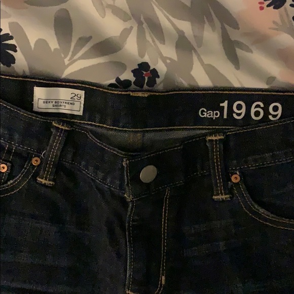 Gap Sexy Boyfriend Shorts - Picture 2 of 3